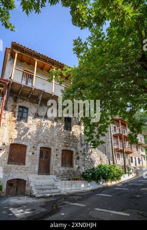 Traditionelle alte Steinhäuser im oberen Teil des Dorfes Langadia (Lagkadia), Gortynia, Arcadia, Zentral-Peloponnes, Griechenland. Stockfoto