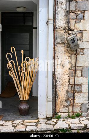 Traditionelle Wanderstöcke zum Verkauf im Dorf Langadia, (Lagkadia), Gortynia, Arcadia, im Zentrum des Peloponnes, Griechenland. Stockfoto