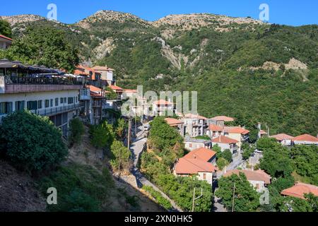 Das Dorf Langadia, (Lagkadia), Gortynia, Arcadia, Zentral-Peloponnes, Griechenland. Stockfoto