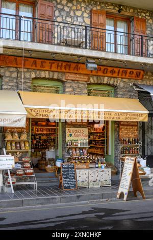 Traditionelle Lebensmittel zum Verkauf im Dorf Langadia (Lagkadia), Gortynia, Arcadia, Zentral-Peloponnes, Griechenland. Stockfoto