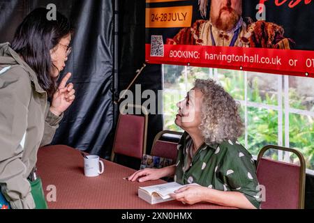 Harvington Hall, Harvington, Großbritannien. Juli 2024. Sarah Gristwood präsentiert „The Tudors in Love“ und signiert Kopien ihres neuen Buches. Credit Mark Lear / Alamy Live News ***NUR FÜR REDAKTIONELLE ZWECKE *** Stockfoto