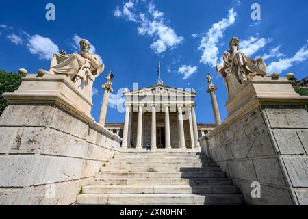 Statuen von Platon und Sokrates blicken über den Eingang zur Akademie von Athen in der Panepistimiou Straße im Zentrum von Athen, Griechenland. Design Stockfoto