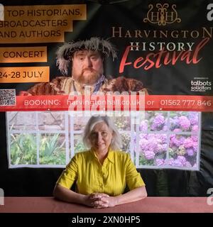 Harvington Hall, Harvington, Großbritannien. Juli 2024. Melita Thomas präsentiert „1000 Tudor-Menschen“ und signiert Kopien ihres neuen Buches mit dem Titel „1000 Tudor-Menschen“. Credit Mark Lear / Alamy Live News *** NUR FÜR REDAKTIONELLE ZWECKE *** Stockfoto