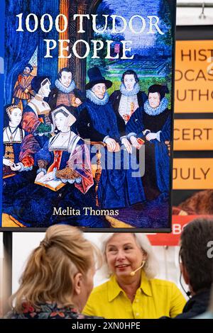 Harvington Hall, Harvington, Großbritannien. Juli 2024. Melita Thomas präsentiert „1000 Tudor-Menschen“ und signiert Kopien ihres neuen Buches mit dem Titel „1000 Tudor-Menschen“. Credit Mark Lear / Alamy Live News *** NUR FÜR REDAKTIONELLE ZWECKE *** Stockfoto