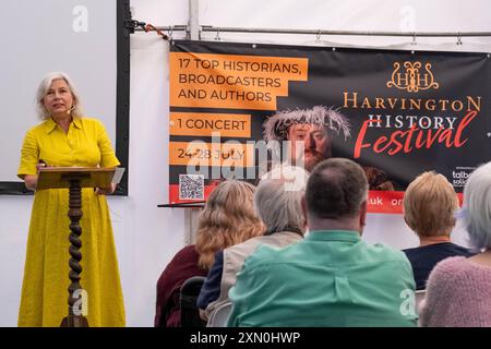 Harvington Hall, Harvington, Großbritannien. Juli 2024. Melita Thomas präsentiert „1000 Tudor-Menschen“ und signiert Kopien ihres neuen Buches mit dem Titel „1000 Tudor-Menschen“. Credit Mark Lear / Alamy Live News *** NUR FÜR REDAKTIONELLE ZWECKE *** Stockfoto