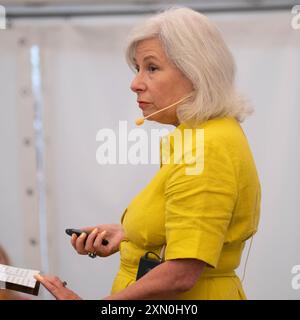 Harvington Hall, Harvington, Großbritannien. Juli 2024. Melita Thomas präsentiert „1000 Tudor-Menschen“ und signiert Kopien ihres neuen Buches mit dem Titel „1000 Tudor-Menschen“. Credit Mark Lear / Alamy Live News *** NUR FÜR REDAKTIONELLE ZWECKE *** Stockfoto