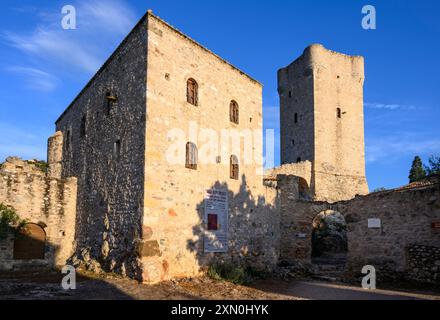 Der Steinturm und die Häuser des Komplexes Troupakis - Mourtzinos/Petreas in Ober-/Alt-Kardamyli, Outer Mani, Peloponnes, Griechenland Stockfoto