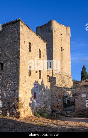 Der Steinturm und die Häuser des Komplexes Troupakis - Mourtzinos/Petreas in Ober-/Alt-Kardamyli, Outer Mani, Peloponnes, Griechenland Stockfoto