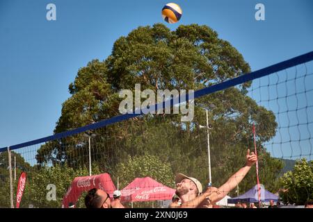 Während des 3x3 Ladeira Beach Volleyball Turniers in Baiona springen die Spieler mit erhobenen Armen und führen einen mächtigen Block in die ne aus Stockfoto