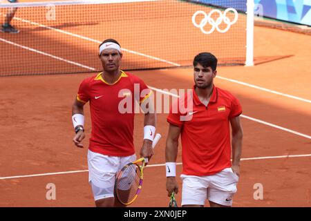 Paris, Frankreich. 30. Juli 2024. Olympische Spiele in Paris: Tennis: Männer-Doppel: Carlos Alcaraz und Rafael Nadal aus Spanien im Kampf gegen die niederländische Mannschaft von Talon Griekspoor und Wesley Koolhoff Credit: Adam Stoltman/Alamy Live News Stockfoto