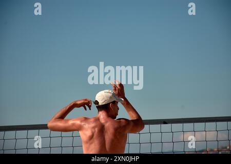 Während des 3x3 Ladeira Beach Volleyball Turniers in Baiona springen die Spieler mit erhobenen Armen und führen einen mächtigen Block in die ne aus Stockfoto
