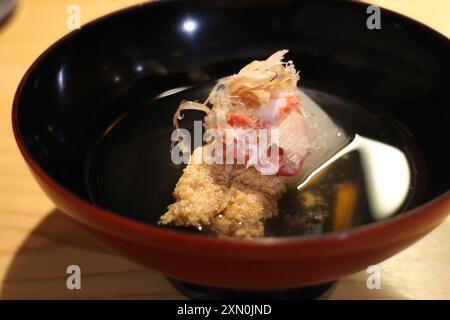 Japanische Küche : Dashi Suppe (Stock Suppe) mit Flunderrogen in Kyoto, Japan Stockfoto