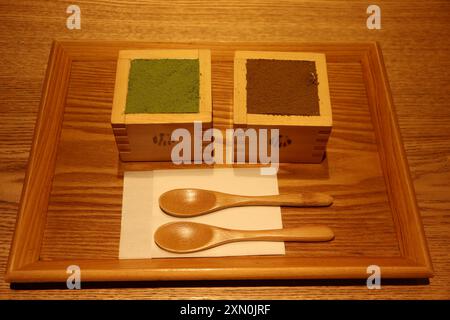 Matcha Tiramisu und Hojicha tiramisu in Kyoto, Japan Stockfoto