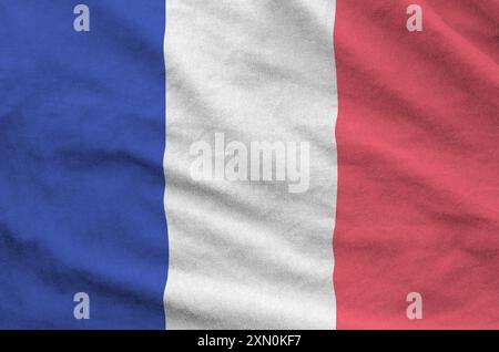 Frankreich-Flagge auf gefaltetem, gewelltem Stoff aus altem Tuch in Nahaufnahme dargestellt Stockfoto