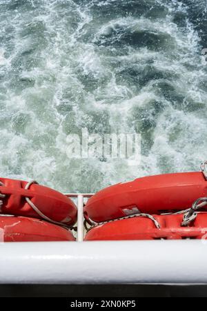 Spritzen von Meereswellen hinter Passagierfähren oder Schiffen auf See Stockfoto