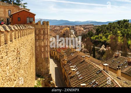 Segovia Panoramablick auf die Stadt. Aus der Vogelperspektive auf die antike mittelalterliche ummauerte Stadt Segovia, Spanien mit gekachelten Dächern, Stadtmauern, Park, Lifestyle-Foto. Stockfoto