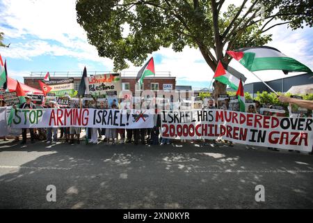 Shenstone, England, Großbritannien. 30. Juli 2024. Demonstranten halten Schilder und Fahnen und Banner mit der Aufschrift "stoppt die Bewaffnung Israels" und "˜Israel hat über 20.000 Kinder in Gaza ermordet", vor der UAV-Motorenfabrik während der Demonstration. Die Demonstranten fordern, dass UAV-Motoren keine Teile für Drohnen herstellen, die gegen das palästinensische Volk in Gaza und anderswo eingesetzt werden. Bei den israelischen Bombenanschlägen im Gazastreifen sind seit Oktober 2023 mehr als 35.000 Palästinenser ums Leben gekommen. Die Demonstranten, einschließlich Unterstützer der pro-palästinensischen Gruppe Palestine Action, sind entschlossen, Elbit und ihre Partnerunternehmen unerbittlich ins Visier zu nehmen Stockfoto