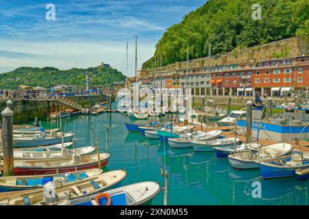 Puerto de San Sebastián, ein kleiner Hafen neben der Altstadt von San Sebastián in Nordspanien. Stockfoto