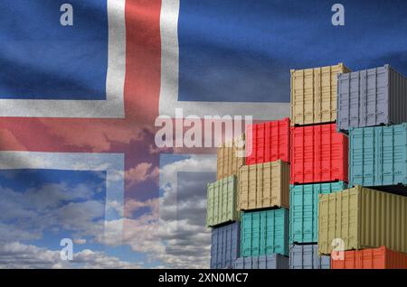 Islandflagge und großer Stapel Frachtcontainer in Docks mit Himmelshintergrund aus nächster Nähe Stockfoto