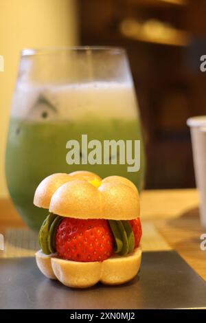 Matcha-Tee-Latte mit Eis und Monaka (japanische Süßigkeiten) in Kyoto, Japan Stockfoto