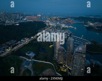 Singapur, Zentralregion - Singapur, 6. Juli 2024: Reflexionen in der Keppel Bay in einem luxuriösen Wohnkomplex am Hafen von Singapur. Daniel Libeskind Stockfoto