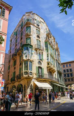 Palma de Mallorca, Spanien - 24. Mai 2024: Berühmtes Can Forteza Rey Jugendstilgebäude im Stil der Moderne Stockfoto