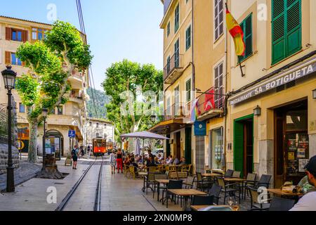 Solera, Spanien - 24. Mai 2024: Eine klassische Straßenbahn fährt durch die historische Stadtstraße von Solera Stockfoto