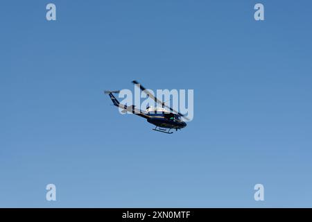 Ein Navy-blauer Hubschrauber der Vereinigten Staaten, der auf dem Potomac River in Washington DC, USA, fliegt Stockfoto