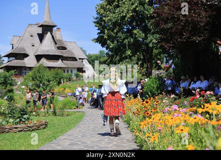 Barsana, ein aktives orthodoxes Kloster mit vielen malerischen Gebäuden aus Holz, in Maramures, Nordrumänien. Stockfoto