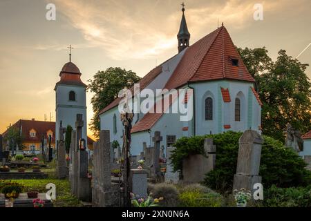 Abend mit Kirche St. Prokop in der Nähe des Kernkraftwerks Temelin CZ 07 26 2024 Stockfoto