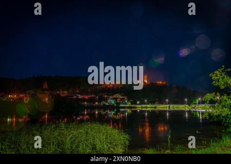 Teich mit berühmtem Schloss und blauem dunklem Himmel in Hluboka nad Vltavou CZ 07 26 2024 Stockfoto