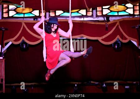 Edinburgh, Schottland, Großbritannien. 30. Juli 2024. Edinburgh Fringe: Camille O’Sullivan feiert 20 Jahre im Fringe, indem sie ein Foto von ihrem ersten Auftritt in Edinburgh im Jahr 2004 nachbildet. Sie saß auf einem Trapez im berühmten Spiegelzelt in den Assembly George Square Gardens. Camille O’Sullivan:Loveletter eine neue Show feiert ihre liebe Freundin Shane McGowan, Sinead O’Connor, Cohen, Bowie und Radiohead, die im Assembly Roxy, Veranstaltungsort 139 vom 31. Juli gezeigt wird. Quelle: Craig Brown/Alamy Live News Stockfoto