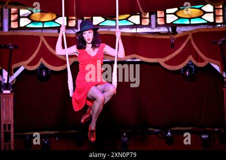 Edinburgh, Schottland, Großbritannien. 30. Juli 2024. Edinburgh Fringe: Camille O’Sullivan feiert 20 Jahre im Fringe, indem sie ein Foto von ihrem ersten Auftritt in Edinburgh im Jahr 2004 nachbildet. Sie saß auf einem Trapez im berühmten Spiegelzelt in den Assembly George Square Gardens. Camille O’Sullivan:Loveletter eine neue Show feiert ihre liebe Freundin Shane McGowan, Sinead O’Connor, Cohen, Bowie und Radiohead, die im Assembly Roxy, Veranstaltungsort 139 vom 31. Juli gezeigt wird. Quelle: Craig Brown/Alamy Live News Stockfoto