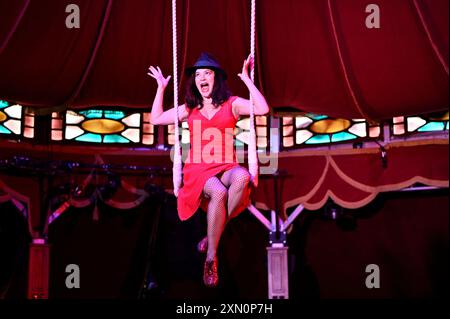 Edinburgh, Schottland, Großbritannien. 30. Juli 2024. Edinburgh Fringe: Camille O’Sullivan feiert 20 Jahre im Fringe, indem sie ein Foto von ihrem ersten Auftritt in Edinburgh im Jahr 2004 nachbildet. Sie saß auf einem Trapez im berühmten Spiegelzelt in den Assembly George Square Gardens. Camille O’Sullivan:Loveletter eine neue Show feiert ihre liebe Freundin Shane McGowan, Sinead O’Connor, Cohen, Bowie und Radiohead, die im Assembly Roxy, Veranstaltungsort 139 vom 31. Juli gezeigt wird. Quelle: Craig Brown/Alamy Live News Stockfoto