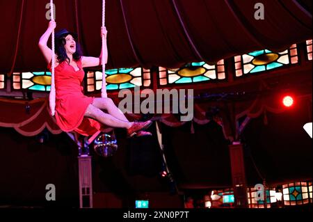 Edinburgh, Schottland, Großbritannien. 30. Juli 2024. Edinburgh Fringe: Camille O’Sullivan feiert 20 Jahre im Fringe, indem sie ein Foto von ihrem ersten Auftritt in Edinburgh im Jahr 2004 nachbildet. Sie saß auf einem Trapez im berühmten Spiegelzelt in den Assembly George Square Gardens. Camille O’Sullivan:Loveletter eine neue Show feiert ihre liebe Freundin Shane McGowan, Sinead O’Connor, Cohen, Bowie und Radiohead, die im Assembly Roxy, Veranstaltungsort 139 vom 31. Juli gezeigt wird. Quelle: Craig Brown/Alamy Live News Stockfoto
