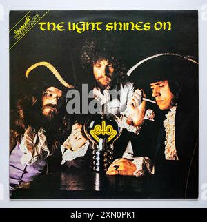 LP-Cover von The Light Shines On, einem Kompilationsalbum des Electric Light Orchestra, das 1977 veröffentlicht wurde. Stockfoto