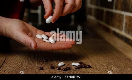 Unerkennbare Frau ist krank und nimmt Medikamente ein. Gesundheitswesen. Die Frau nimmt Medikamente, viele Tabletten zum Trinken, ein Haufen Pillen in der Hand Stockfoto