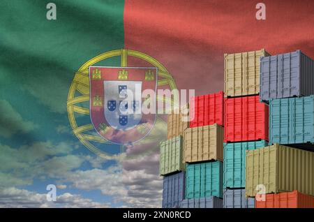 Portugiesische Flagge und großer Stapel Frachtcontainer in Docks mit nahem Himmel Stockfoto