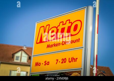 Netto Marken-Discount Filiale Discount, Lebensmittel, Marken, Netto, Supermarkt Netto Marken-Discount, Supermarkt, Schild, Werbung, gelb, rot, Wald, Bäume, Parkplatz, Autos, Häuser, Straße, Einkaufszentrum, Rabatt, Einzelhandel, Lebensmittel, Marke, Kunden, Angebot, Einkauf, Service, Filiale, Außenansicht, Werbeschild, Symbolfoto *** Netto Marken Rabatt Filiale, Lebensmittel, Marken, Netto, Supermarkt Netto Marken Rabatt, Supermarkt, Schild, Werbung, gelb, rot, Wald, Bäume, Parkplatz, Autos, Häuser, Straße, Einkaufszentrum, Rabatt, Einzelhandel, Essen, Marke, Kunden, Angebot, Shoppi Stockfoto