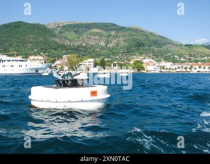 Montenegro, Juni 2011: Nahaufnahme einer riesigen Boje. Blick vom Wasser zum Anlegeplatz privater Yachten vor der Küste Montenegros Stockfoto