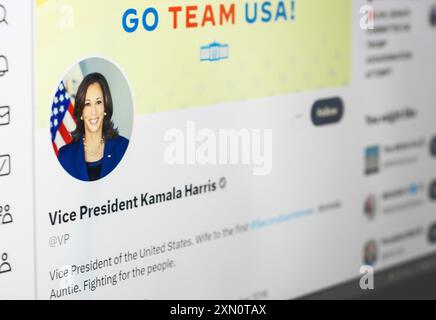 Poltava. Ukraine. 30. Juli 2024 Ukraine. Nahaufnahme von Kamala Harris Facebook Profil und Bild. Facebook-Seite Kamala Harris auf Laptop-Bildschirm. Stockfoto