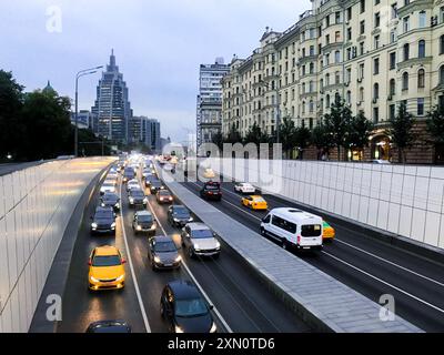 Moskau, Russland, August 2019: Abend, Verkehr am ein- und Ausgang des Tunnels und im Stadtzentrum. Die rechte Spur geht, die linke Spur steht Stockfoto