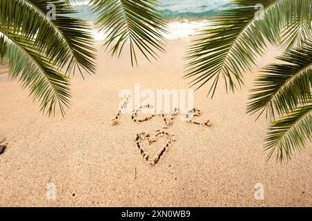 Die Inschrift Ich liebe dich am Meer mit Palmen Stockfoto