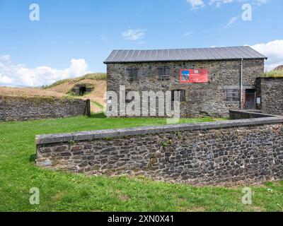 Im Norden der Champagne Ardennes liegen die alten Steinmauern der Festung Rocroi im Norden Frankreichs unter blauem Sommerhimmel Stockfoto