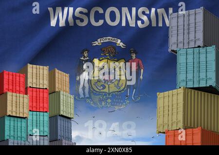 Die US-Bundesflagge von Wisconsin und ein großer Stapel von Frachtcontainern in Docks mit Himmelshintergrund aus nächster Nähe Stockfoto