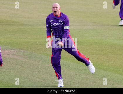 Callum Parkinson von Northern Superchargers feiert den Eröffnungswicket während des Hundert-Männer-Spiels in Headingly, Leeds. Bilddatum: Dienstag, 30. Juli 2024. Stockfoto