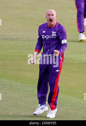 Callum Parkinson von Northern Superchargers feiert den Eröffnungswicket während des Hundert-Männer-Spiels in Headingly, Leeds. Bilddatum: Dienstag, 30. Juli 2024. Stockfoto