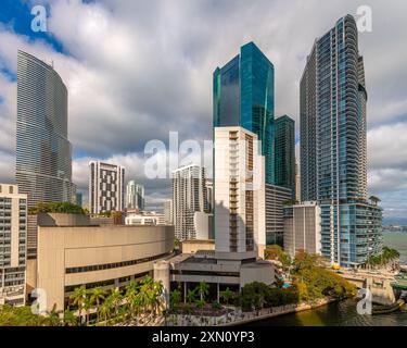 Skyline von Büro- und Wohngebäuden im Zentrum von Miami, mit Miami River und Biscayne Bay, Florida, USA Stockfoto