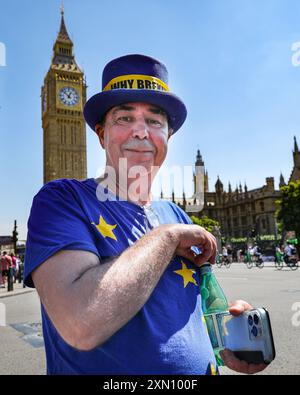 London, Großbritannien. Juli 2024. Steve Bray in seinem Stop Brexit Hut. Die Demonstranten mit dem Aktivisten Steve Bray kehren mit ihrer regelmäßigen „Stop-Brexit“-Kundgebung nach Westminster zurück, um sich für die Rückkehr Großbritanniens in die Europäische Union einzusetzen. Quelle: Imageplotter/Alamy Live News Stockfoto