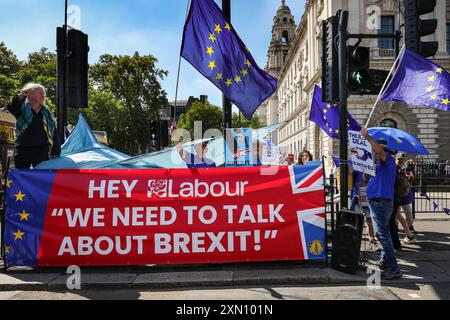 London, Großbritannien. Juli 2024. Die Demonstranten mit dem Aktivisten Steve Bray kehren mit ihrer regelmäßigen „Stop-Brexit“-Kundgebung nach Westminster zurück, um sich für die Rückkehr Großbritanniens in die Europäische Union einzusetzen. Quelle: Imageplotter/Alamy Live News Stockfoto